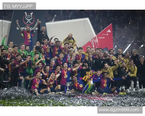 足球明星与美女球迷的精彩碰撞展现魅力与激情的完美结合